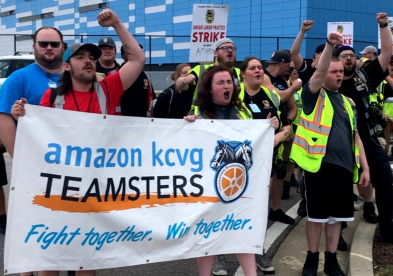 Los trabajadores del centro de carga aérea de Amazon en el norte de Kentucky se declararon en huelga en julio de 2024.