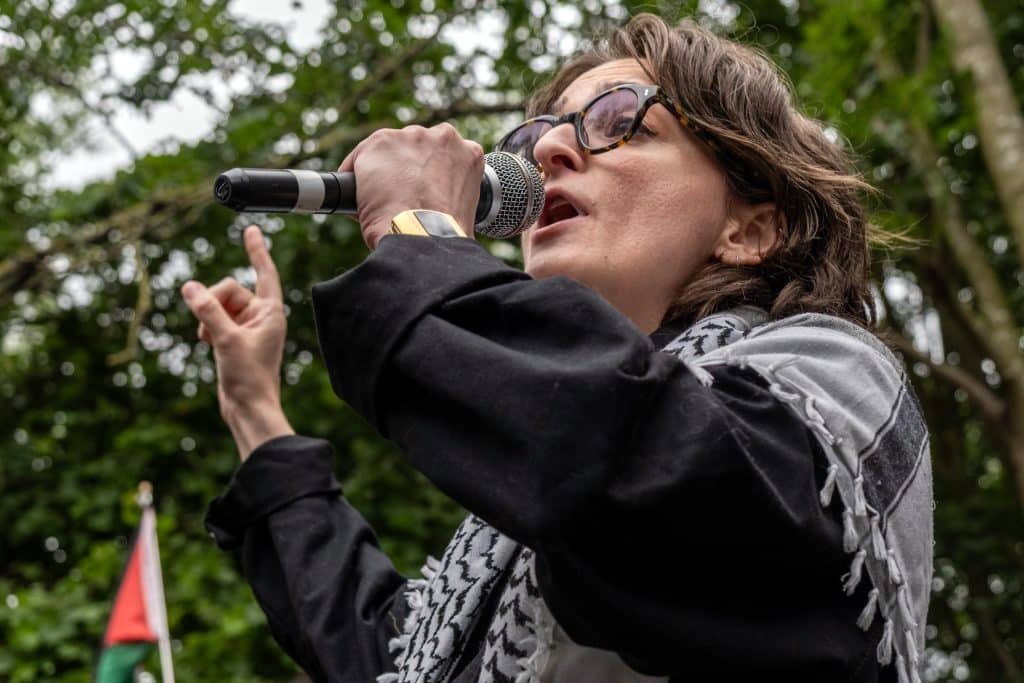 Luxx pronunciando un discurso ante la multitud.