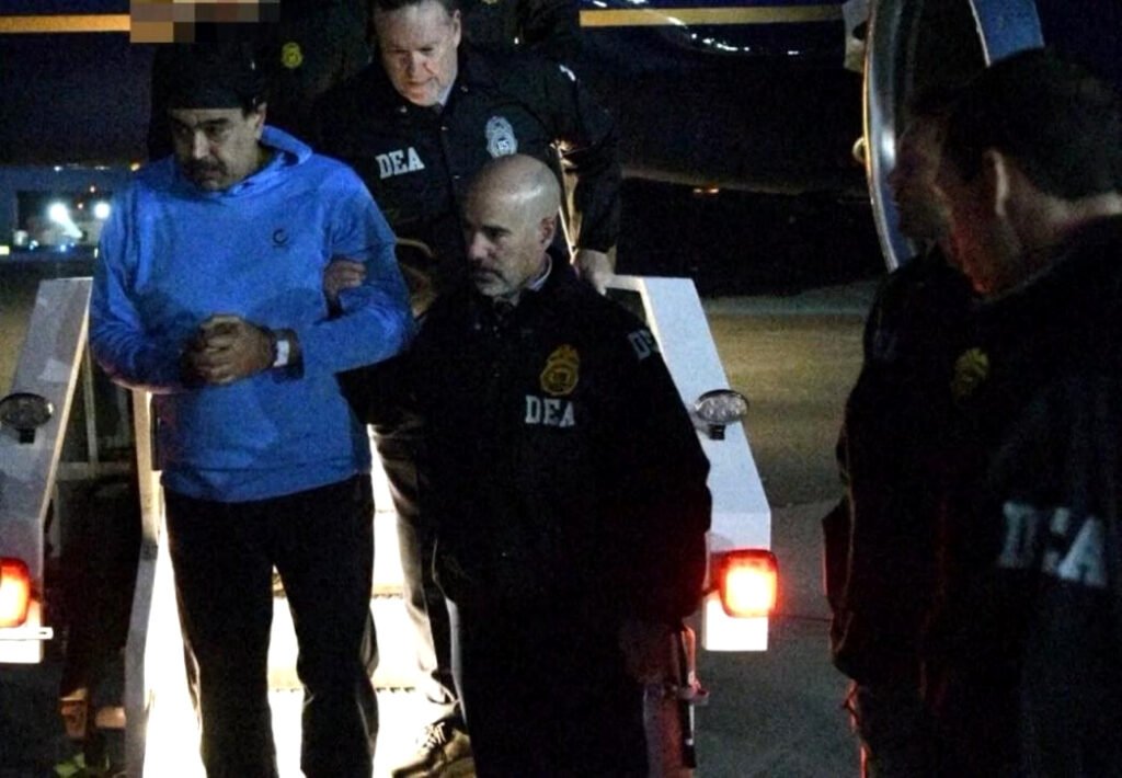 Maduro escoltado por agentes de la DEA en su llegada a Nueva York.