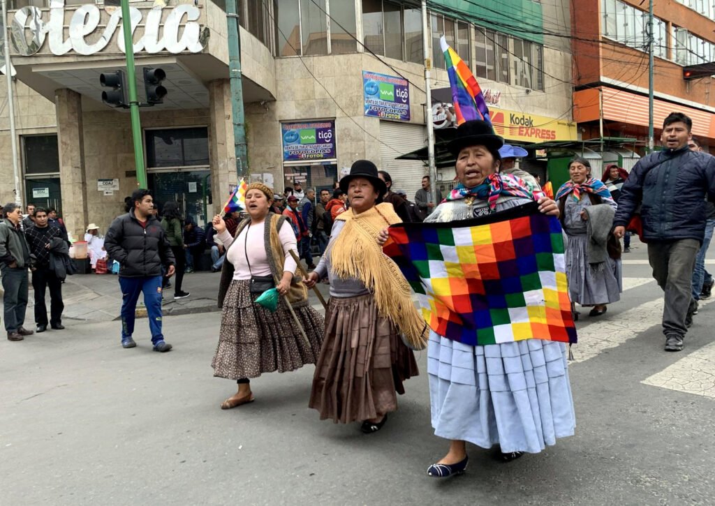 Manifestación en La Paz en defensa de la wiphala y contra el racismo del gobierno de Añez.
