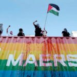Manifestantes propalestinos bloquean un contenedor de Maersk durante el Desfile de la Igualdad de Varsovia, en Varsovia, Polonia, el 14 de junio de 2025, acusando a la compañía de transportar armas para Israel.