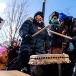Manifestantes protestan contra el despliegue del ICE en Minnesota.