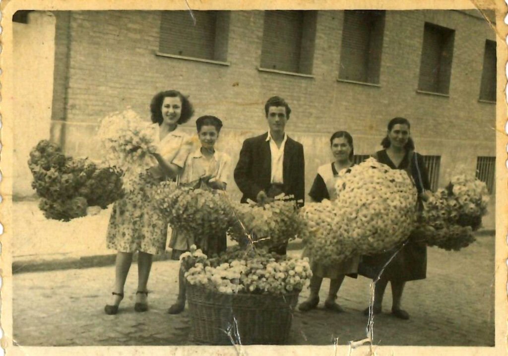 María, primera por la izquierda, y Vicenta, primera por la derecha, con las flores de papel que hacían para sobrevivir.