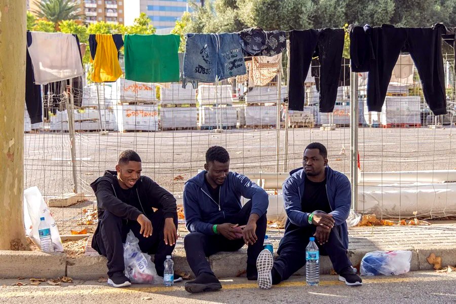 Migrantes, recién llegados a Baleares , esperan en la estación Marítima de Palma para viajar a la Península.
