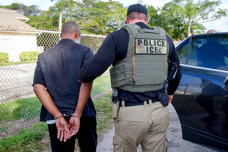Oficial de la ICE arresta a un migrante indocumentado en West Palm Beach, el 14 de febrero.