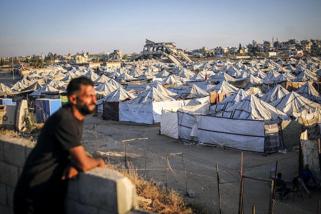 Palestinos desplazados cerca de sus tiendas de campaña.