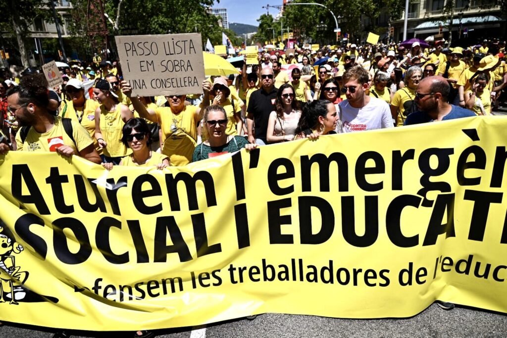 Pancarta de cabecera en la marcha por la educación pública que ha recorrido las calles de Barcelona. Fotografía: Álvaro Minguito.