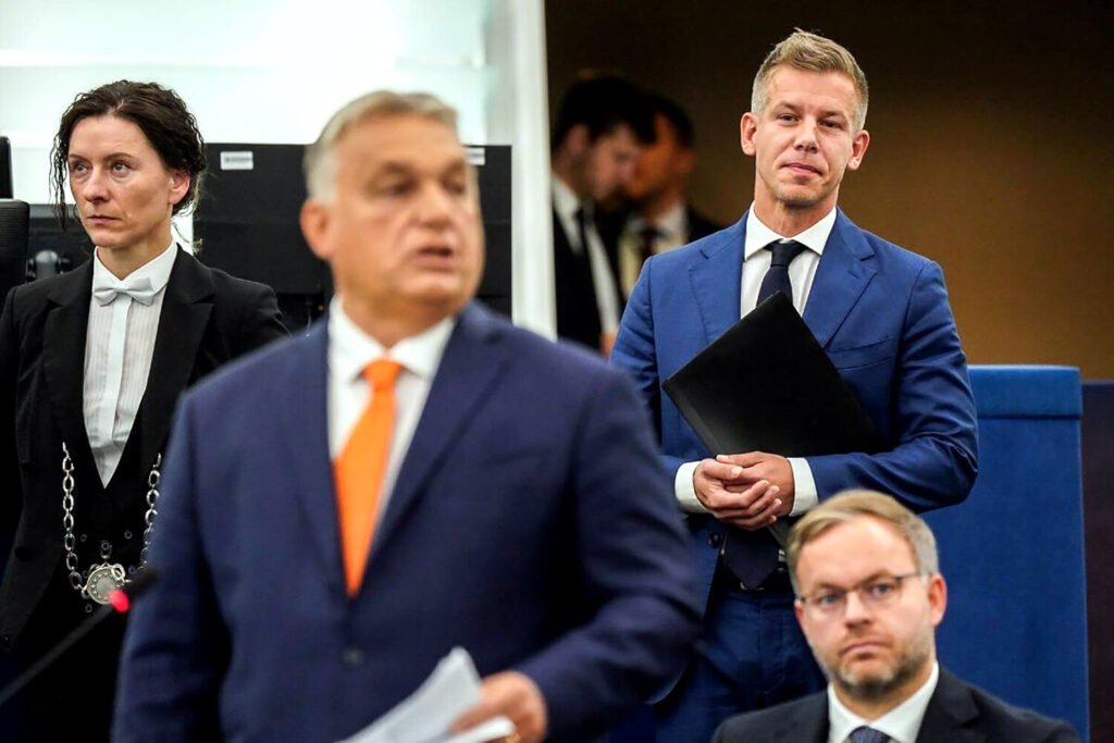 Péter Magyar, a la derecha, detrás de Orbán, elegido cómo nuevo presidente húngaro por el partido Tisza.