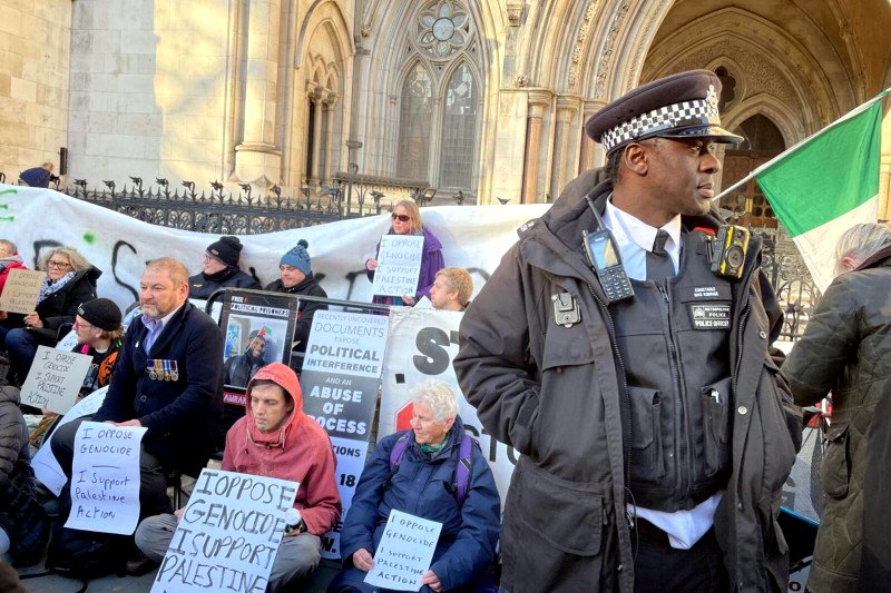 Policía y manifestantes en la protesta contra el genocidio palestino, frente al Ministerio de Justicia de Londres.
