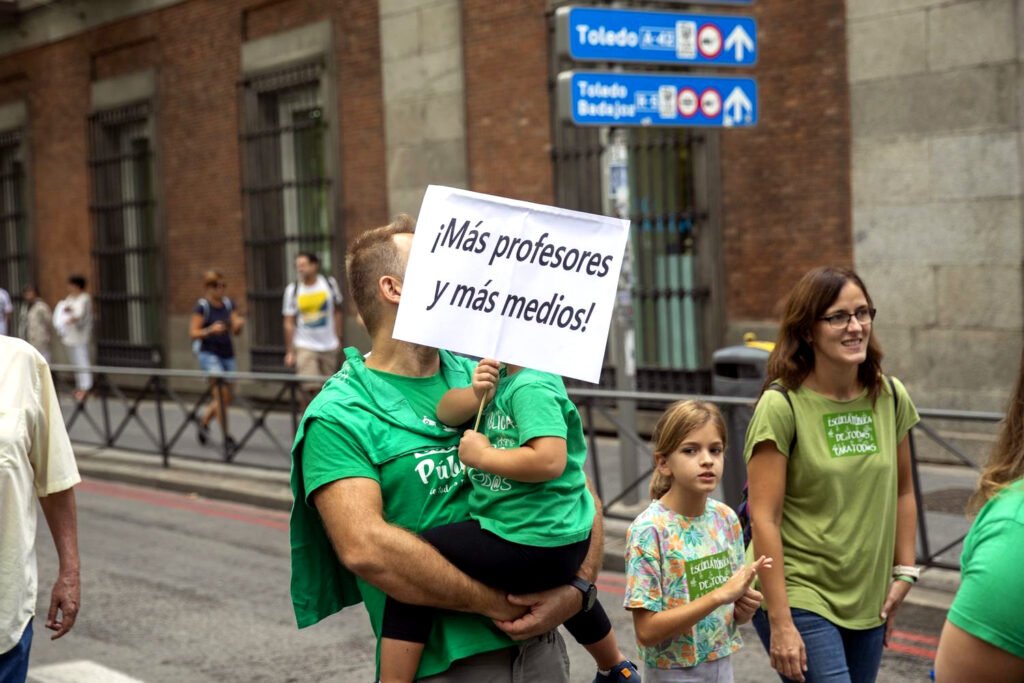 Profesorado durante la manifestación de la Marea Verde al inicio del curso 2023/24.