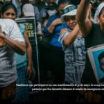 Familires de detenidos por participar en protestas en El Salvador.