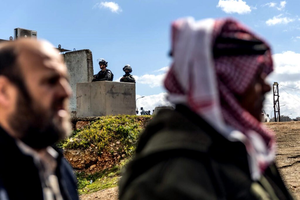 Soldados israelíes en el puesto de control de Kalandia un día antes del comienzo de los ataques israelíes y de EE. UU.