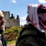 Soldados israelíes en el puesto de control de Kalandia un día antes del comienzo de los ataques israelíes y de EE. UU.