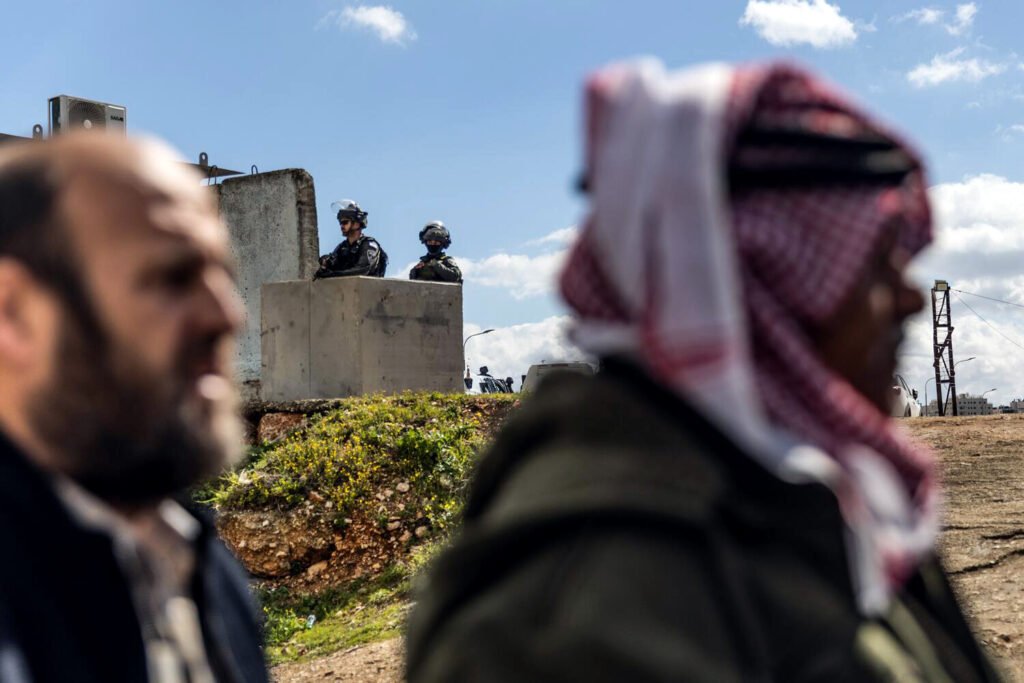 Soldados israelíes en el puesto de control de Kalandia un día antes del comienzo de los ataques israelíes y de EE. UU. a Irán