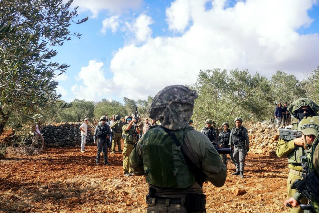 Soldados israelíes han dado cobertura militar a la agresión de los colonos.
