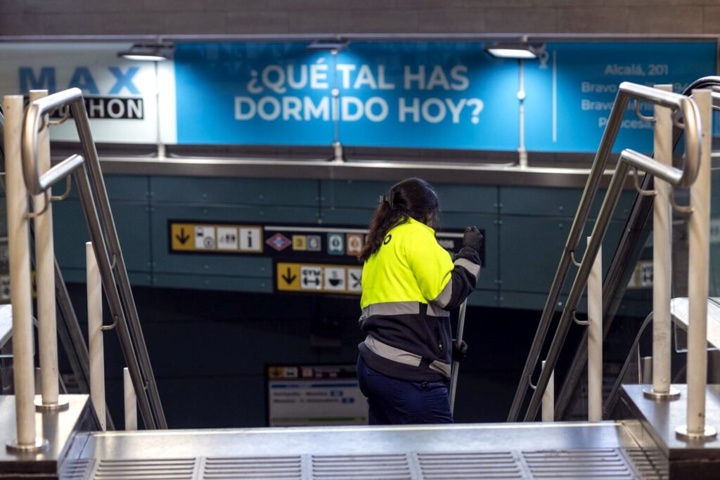 Trabajadora de limpieza en un estación de transporte público de Madrid.