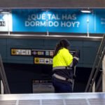 Trabajadora de limpieza en un estación de transporte público de Madrid.