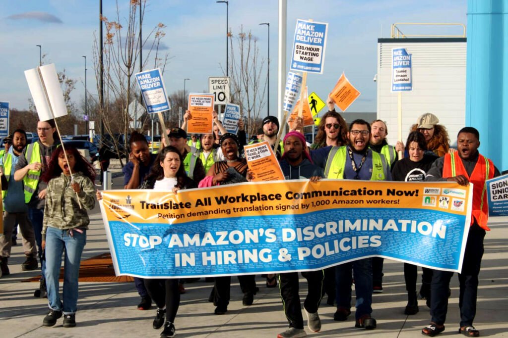Trabajadores de carga aérea de Amazon en Kentucky y simpatizantes de la comunidad protestan por sus derechos laborales, 2023.