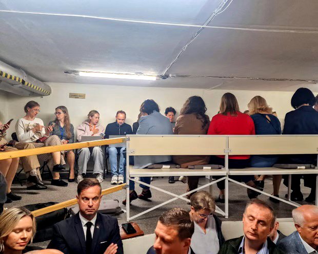 Tras la alerta por teléfono móvil, la gente se agolpó en un refugio del parlamento lituano.