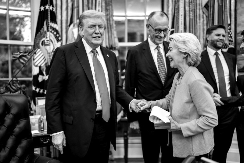 Trump saluda a Ursula von der Leyen en el Despacho Oval, en agosto de 2025.