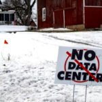 Un cartel en una carretera rural de Michigan se opone a un centro de datos planificado de 7 mil millones de dólares en terrenos agrícolas del sureste de Michigan, en Saline, Michigan.