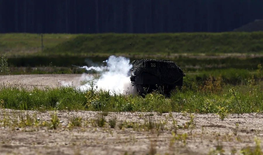 Un dron impactaba en un un objetivo en un campo de entrenamiento militar de Letonia, en una jornada de demostración de Innovation Range, el pasado mes de mayo.