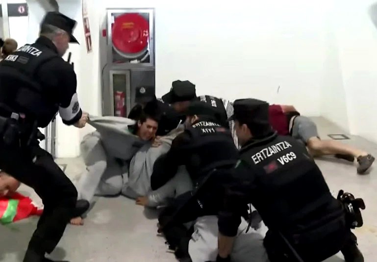 Un momento de la carga de la Ertzaintza contra los activistas de la Global Sumud Flotilla en el aeropuerto de Bilbao.