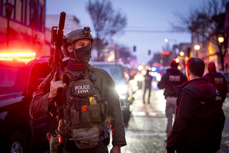 Un oficial del HSI –una de las ramas del ICE– durante un operativo en Minneapolis en enero de 2026.