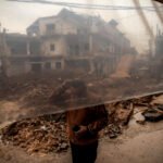 Un residente de Nabi Chit pasea por el centro de la localidad, convertido ahora en un escenario de ruinas y soledad.