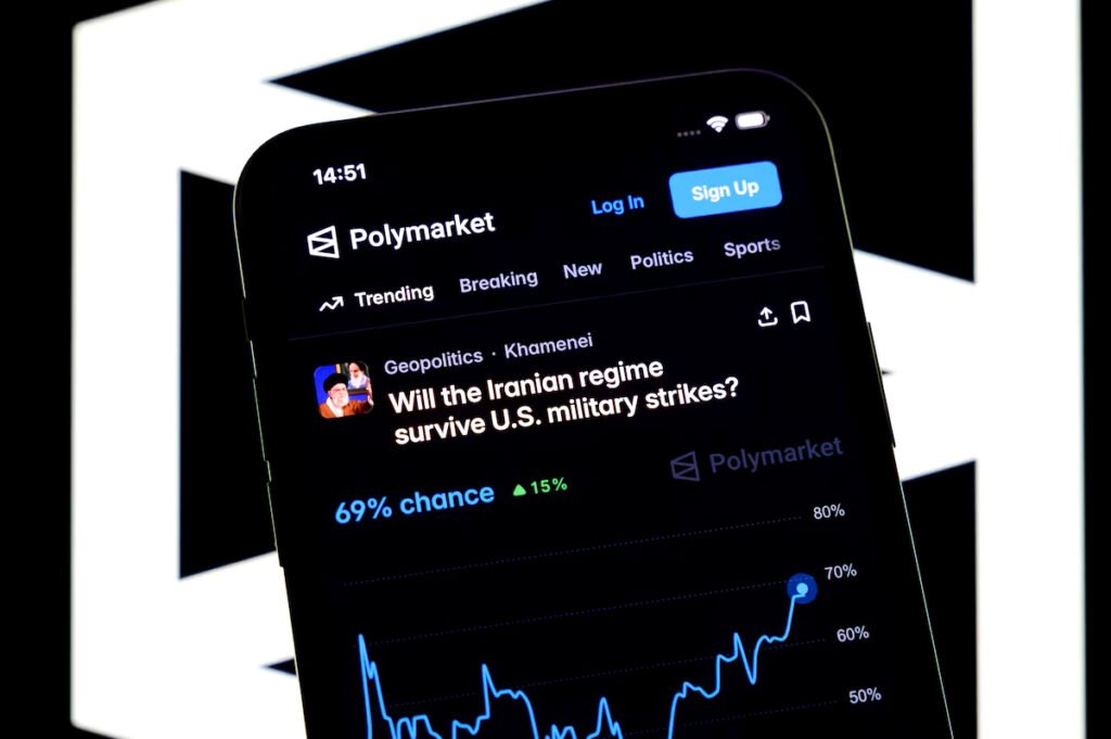 Un teléfono móvil mostrando la aplicación de la plataforma de predicción Polymarket.