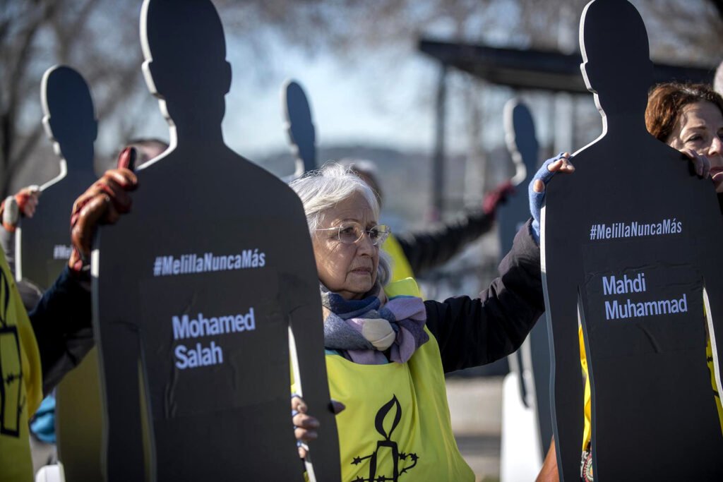 Una activista durante la acción ante la Moncloa en 2023 para denunciar la masacre de Melilla.