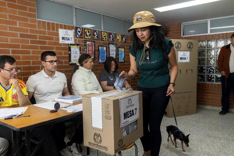 Una mujer vota durante la jornada electoral en Colombia.