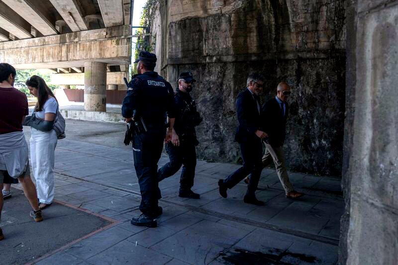 Varios accionistas han accedido andando a la empresa acompañados por la Ertzaintza, debido a los cortes de carretera.