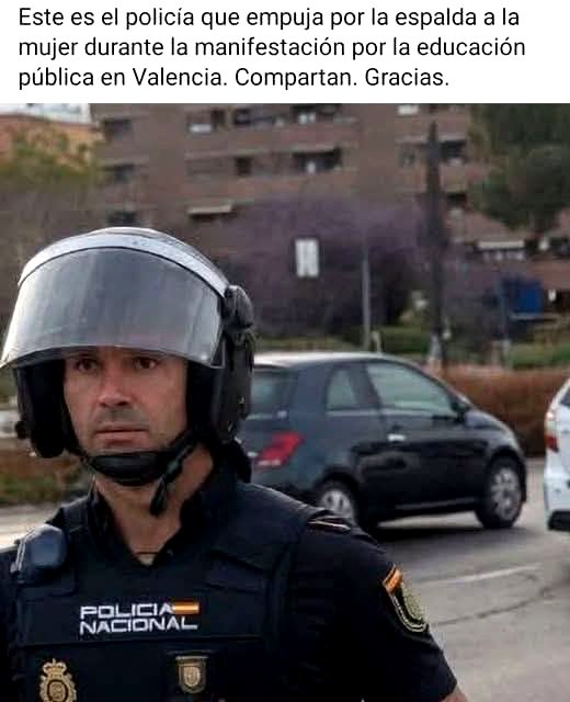 El policía que agredió a la maestra jubilada en Valéncia.