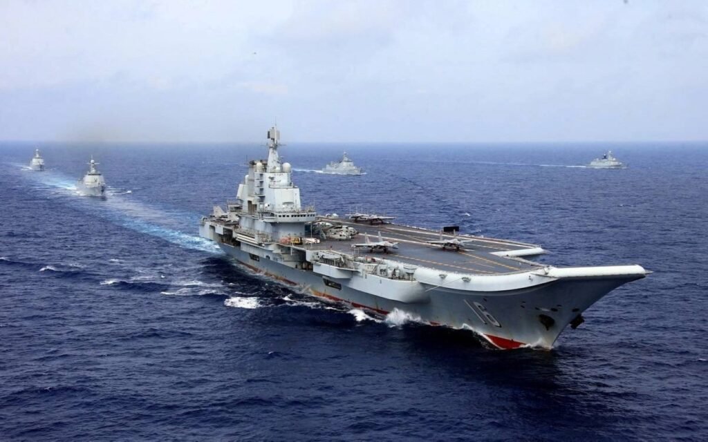 El portaaviones chino Liaoning participa en un ejercicio militar en el Pacífico occidental.