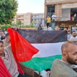 Aficionados egipcios ondean una bandera palestina mientras ven a su selección jugar contra Argentina en la Copa Mundial de 2026, Luxor, Egipto, 7 de julio de 2026.