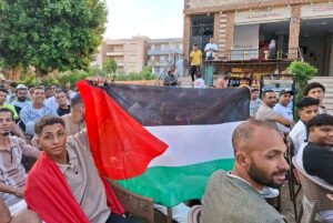 Aficionados egipcios ondean una bandera palestina mientras ven a su selección jugar contra Argentina en la Copa Mundial de 2026, Luxor, Egipto, 7 de julio de 2026.