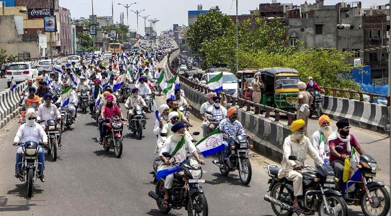 Trabajadores del movimiento 'Desh Bachao Morcha' realizan una marcha en motocicleta contra el propuesto acuerdo comercial entre India y Estados Unidos y los Tratados de Libre Comercio.