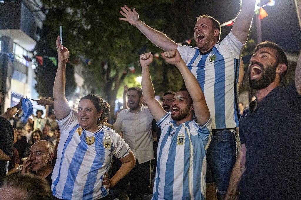 Aficionados israelíes de Argentina observan el partido de octavos de final de la Copa Mundial de la FIFA entre Argentina y Egipto en un pub de Jerusalén, el 7 de julio de 2026.