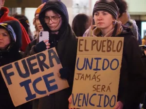 30 de enero de 2026, Madrid, España: En la Plaza Callao de Madrid, un grupo de personas se reunió para protestar contra las acciones del ICE y el gobierno de Donald Trump.