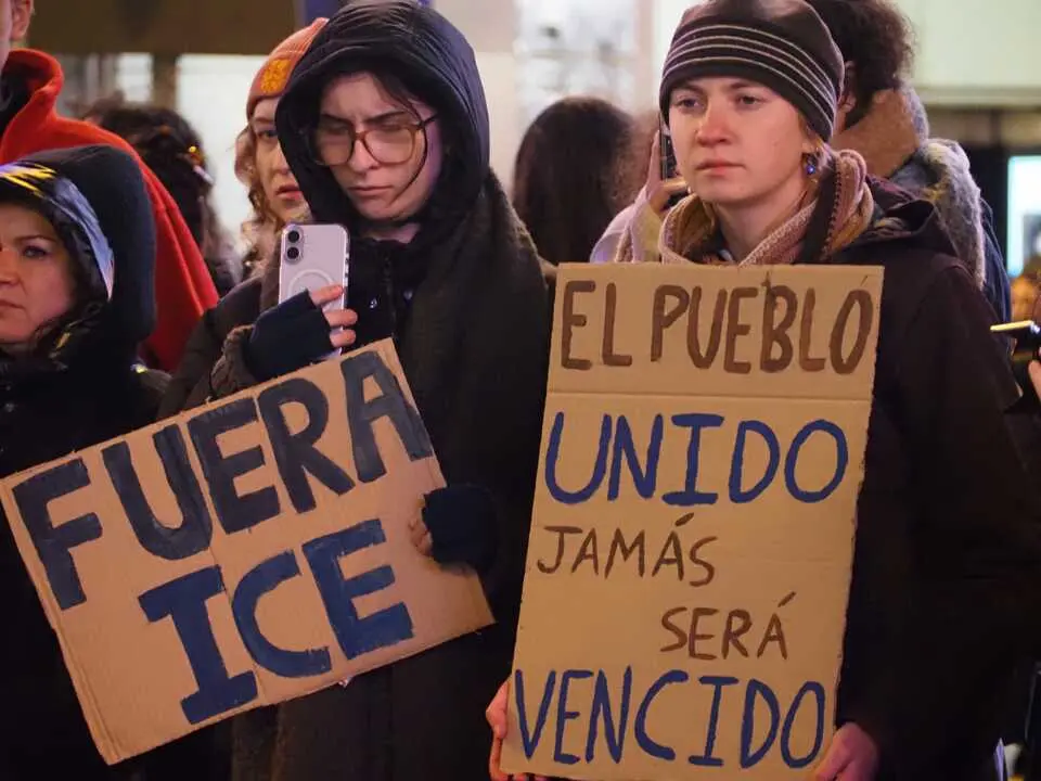 30 de enero de 2026, Madrid, España: En la Plaza Callao de Madrid, un grupo de personas se reunió para protestar contra las acciones del ICE y el gobierno de Donald Trump.