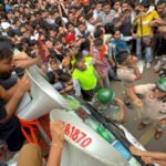 Abhijeet Dipke, líder de las “cucarachas” se dirige a la multitud durante la marcha del 20 de julio en Jantar Matar.