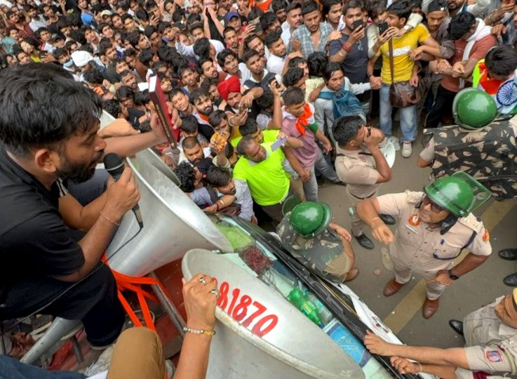 Abhijeet Dipke, líder de las “cucarachas” se dirige a la multitud durante la marcha del 20 de julio en Jantar Matar.