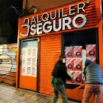 Activistas por el derecho a la vivienda empapelan una oficina de Alquiler Seguro para denunciar que se está saltando la Ley de Vivienda.