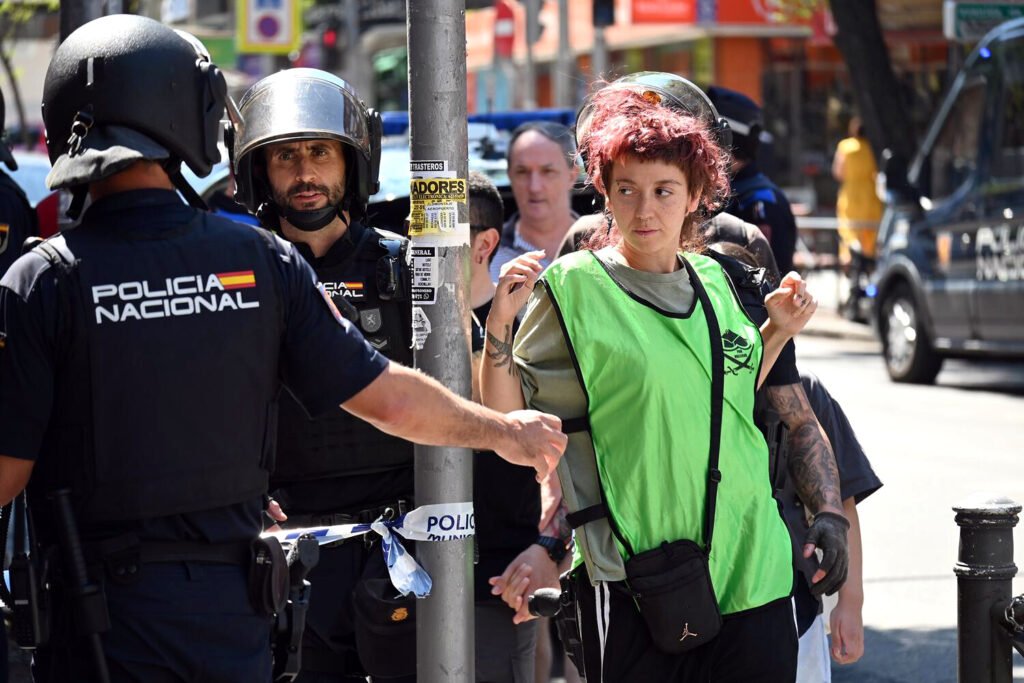 Activistas, tras el desahucio de Adolfo del pasado 1 de julio, ocuparon una oficina de la Caixa en Vallecas y la Policía les fue sacando una a una e identificando a algunas de ellas - Fotografía: Diana Moreno.