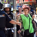 Activistas, tras el desahucio de Adolfo del pasado 1 de julio, ocuparon una oficina de la Caixa en Vallecas y la Policía les fue sacando una a una e identificando a algunas de ellas - Fotografía: Diana Moreno.