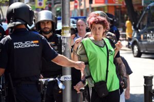 Activistas, tras el desahucio de Adolfo del pasado 1 de julio, ocuparon una oficina de la Caixa en Vallecas y la Policía les fue sacando una a una e identificando a algunas de ellas - Fotografía: Diana Moreno.