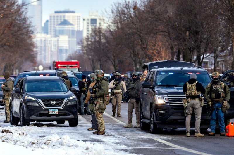 Agentes del ICE en Minneapolis, después de que uno de ellos asesinara a Renee Nicole Good, mujer blanca de 37 años, el 7 de enero.