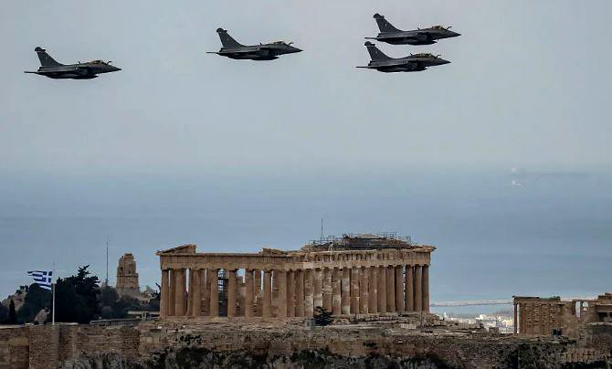 Aviones de guerra sobrevuelan Atenas durante el desfile militar del 25 de marzo de 2026.