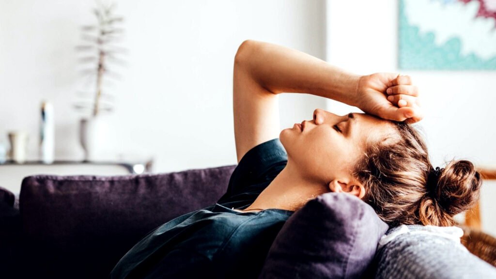 Bajas por reglas dolorosas: ¿en qué casos puedo acogerme y cómo lo gestiono con la empresa?